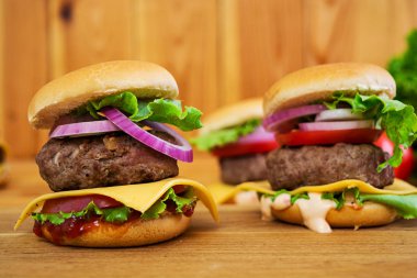 Ahşap arka plan olarak el yapımı lezzetli burger