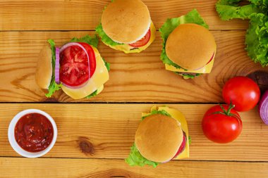 Ahşap arka plan olarak el yapımı lezzetli burger