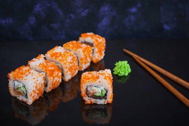 Suşi roll koyu arka plan üzerinde