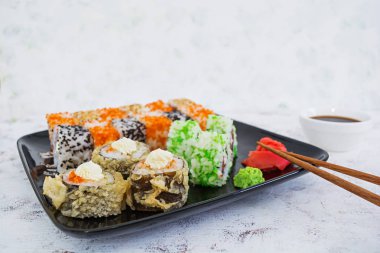 suşi rulo beyaz zemin üzerine