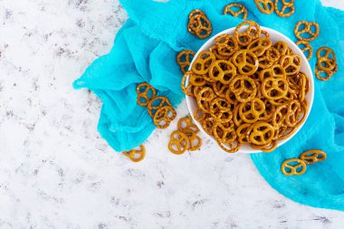 beyaz zemin üzerinde tuzlu kraker