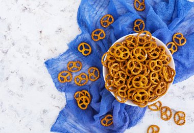 beyaz zemin üzerinde tuzlu kraker