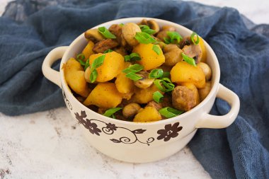 Beyaz zemin üzerine haşlanmış patates