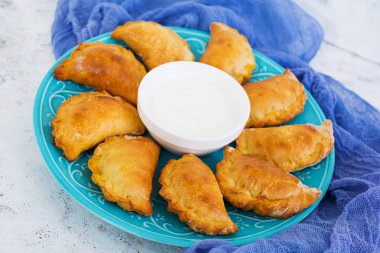 Beyaz arka plan üzerinde pişmiş köfte