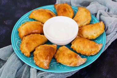 Koyu arka plan üzerinde pişmiş köfte