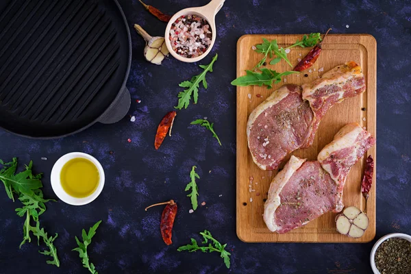 Syrové Vepřové Steaky Bylinkami Tmavém Pozadí Raw Šťavnatý Steak Kosti — Stock fotografie