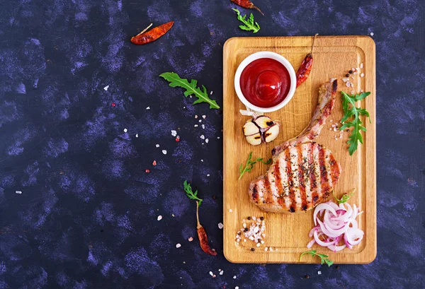 Syrové Vepřové Steaky Bylinkami Tmavém Pozadí Raw Šťavnatý Steak Kosti — Stock fotografie