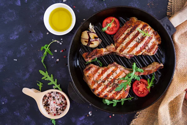 Råa Fläskstek Med Örter Mörk Bakgrund Råa Biffar Ben Ovanifrån — Stockfoto