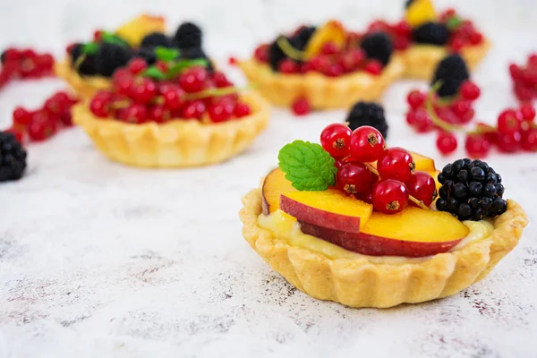 Tartlet Diferite Fructe Padure Fundal Alb — Fotografie, imagine de stoc