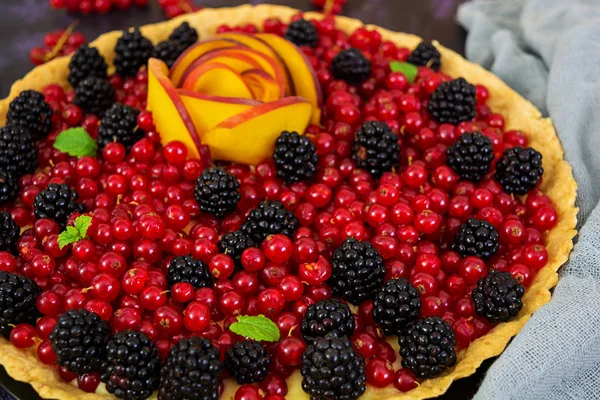 Torta Deliciosa Com Groselhas Vermelhas Pêssego Amoras — Fotografia de Stock