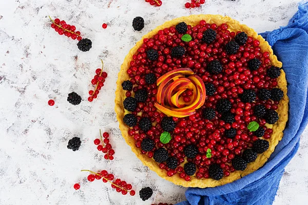 Torta Deliciosa Com Groselhas Vermelhas Pêssego Amoras Vista Superior — Fotografia de Stock
