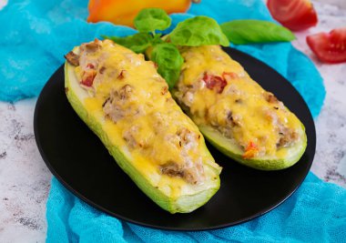 Tavuk ve sebze ile kabak dolması
