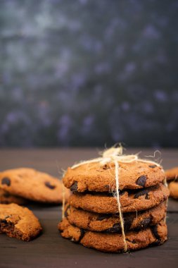 Koyu ahşap arka planda çikolatalı kurabiyeler