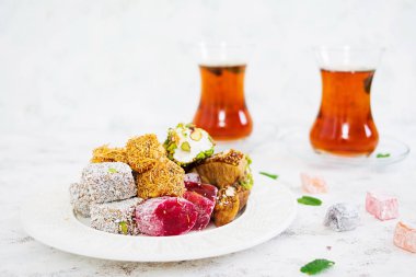 Beyaz arka planda Türk lezzetleri lokum