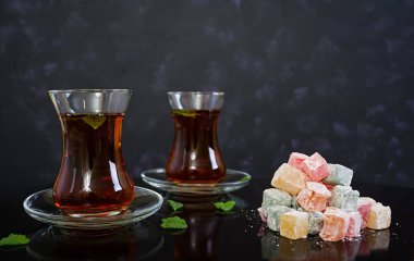 Karanlık arka planda Türk lezzetleri lokum