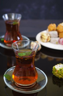 Karanlık arka planda Türk lezzetleri lokum