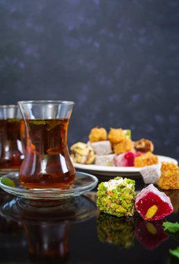 Karanlık arka planda Türk lezzetleri lokum