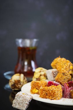 Karanlık arka planda Türk lezzetleri lokum