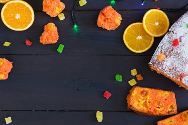 Noel arka planda turuncu ve kuru kayısı ile Cupcake