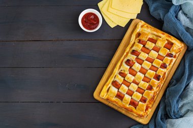 Karanlık arka planda puf pasta sosis Pie