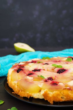 Koyu arka planda armut pasta