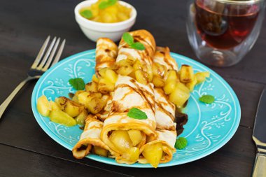 Koyu arka planda elma ile pancake