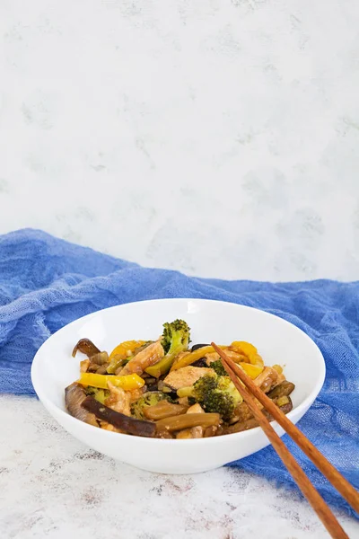Beyaz Arka Planda Fry Tavuk Brokoli Biber Karıştırın — Stok fotoğraf