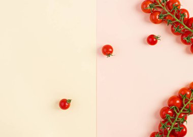 Sarı-bej arka planda izole taze kırmızı kiraz domates. Üst te. Düz yatıyordu