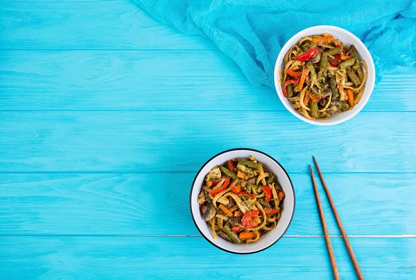 野菜は 木製の背景に麺と炒め — ストック写真