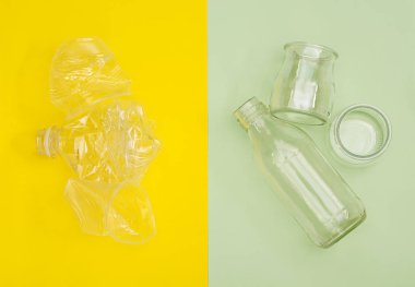 Geri dönüşüm için evsel atıkların ayıklanması. Çöp konseptini geri dönüştürmek. Üstte görüntü