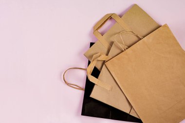 Pembe arka plan üzerinde farklıgeri dönüşümlü kağıt torba. Eko geri dönüşüm konsepti. Üstte görüntü
