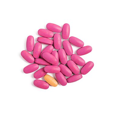 Beyaz arka planda izole edilmiş farklı haplar. Üstte görüntü