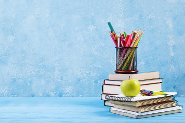 Renkli okul malzemeleri, kitap ve defterseti. Kırtasiye aksesuarları.