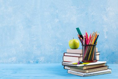 Renkli okul malzemeleri, kitap ve defterseti. Kırtasiye aksesuarları.