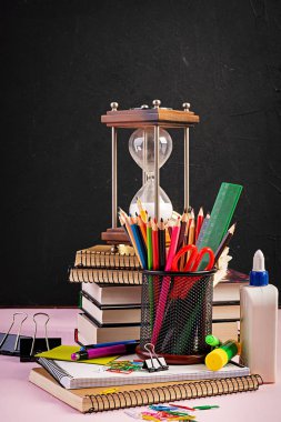 Renkli okul malzemeleri, kitap ve defterseti. Kırtasiye aksesuarları.