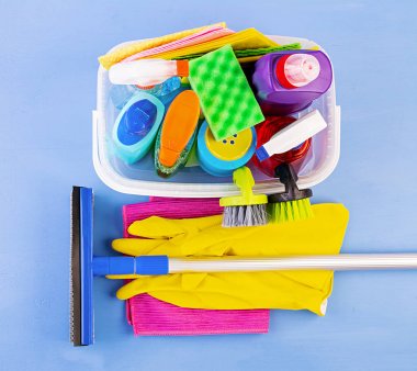 Temizlik hizmet anlayışı. Mutfak, banyo ve diğer Odalar farklı yüzeyler için renkli temizlik seti. Üstten Görünüm