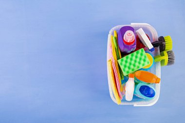 Temizlik hizmet anlayışı. Mutfak, banyo ve diğer Odalar farklı yüzeyler için renkli temizlik seti. Üstten Görünüm