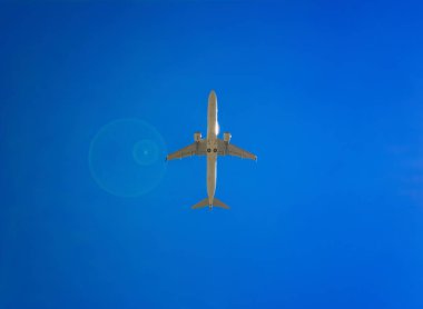 Uçak gökyüzünde ve bulut