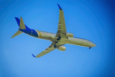 Uçak gökyüzünde ve bulut