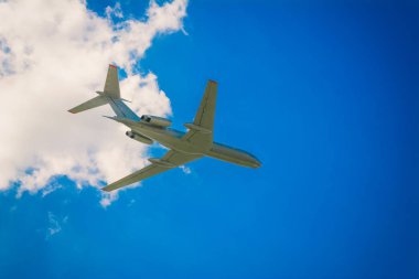 Uçak gökyüzünde ve bulut