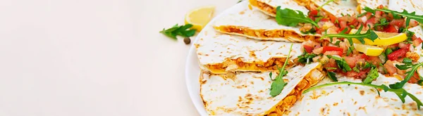 Delikátní Quesadila Kuřecím Masem Kukuřicí Salsou Banner — Stock fotografie