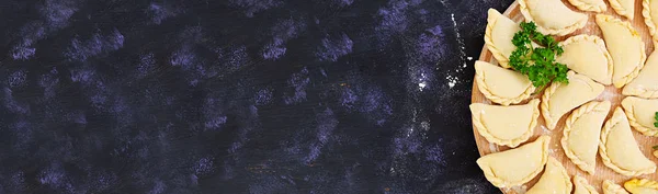 暗い背景にキャベツとおいしい餃子 トップビュー バナー — ストック写真