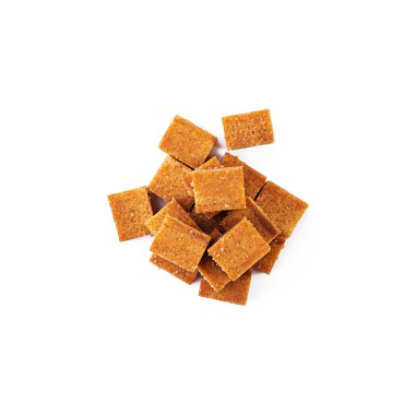 Kahverengi şeker küpleri. Kahverengi şeker beyaz arka plan üzerinde izole.