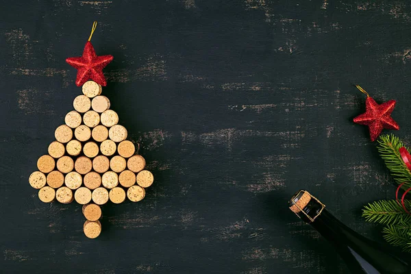 Şarap mantarları ve şampanya şişesi yapılmış Noel ağacı ile Yeni Yıl dekorasyon. Noel geçmişi. Üstte görüntü.