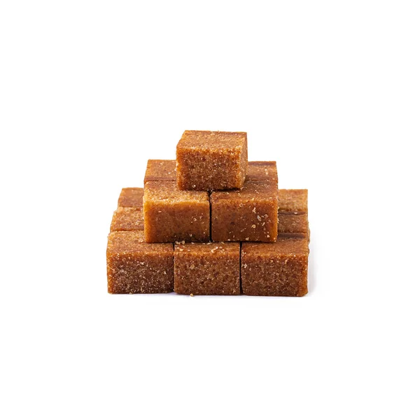 黒糖の立方体白い背景に分離された黒砂糖 — ストック写真
