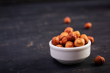 Koyu ahşap arka plan üzerinde Fındık. Bir avuç fındık.