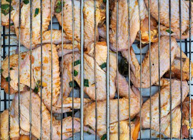 Salamurada çiğ tavuk kanadı. Barbekü tavuk kanadı.