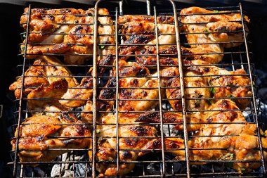 Salamurada ızgara tavuk kanadı. Barbekü tavuk kanadı.