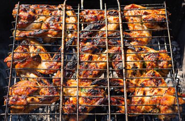 Salamurada ızgara tavuk kanadı. Barbekü tavuk kanadı.