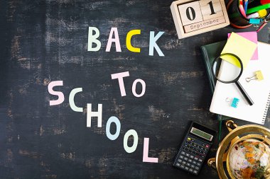 Karanlık arka planda farklı okul malzemeleri. Okula Dönüş Konsepti